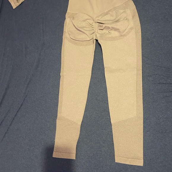 Seamless high stretch sports tee & booty leggings - Picture 2 of 2